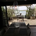 Maranatha, Front De Avec Lejlighedshotel