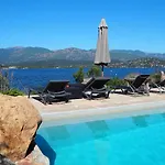 Maranatha, Front De Avec Lejlighedshotel
